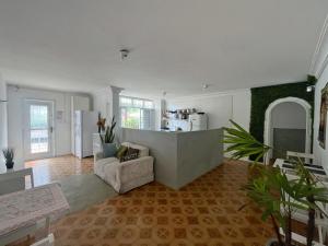 Nhà bếp/bếp nhỏ tại Quarto com Banheiro e Varanda Privados 150m do Mar 4
