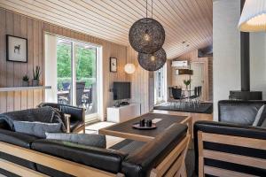 una sala de estar con un sofá y una mesa en 40508-Juelsminde-Pot-Strandby-344, en Sønderby