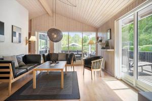 una sala de estar con un sofá y una mesa en 40508-Juelsminde-Pot-Strandby-344, en Sønderby