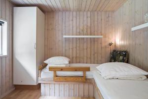 Un pequeño dormitorio con una cama y una mesa. en 40508-Juelsminde-Pot-Strandby-344, en Sønderby 28 fotos más