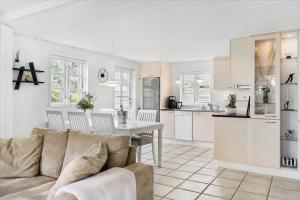 Kuchyň nebo kuchyňský kout v ubytování 40104-Juelsminde-Pilealle-15 + 24 fotografií