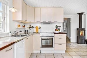 Kuchyň nebo kuchyňský kout v ubytování 40104-Juelsminde-Pilealle-15