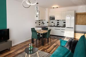 un soggiorno e una cucina con un divano e un tavolo di Apartament dla rodziny Miła 29 C - Rzeszów - Żwirownia - Tyczyn a Rzeszów