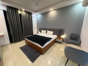 Ένα ή περισσότερα κρεβάτια σε δωμάτιο στο Omaxe new hazratganj