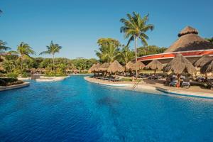 Bazén v ubytování Iberostar Waves Quetzal - All Inclusive nebo v jeho okolí