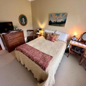 Postel nebo postele na pokoji v ubytování Artists Cottage Bed & Breakfast