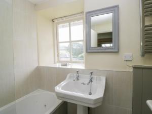 Et badeværelse på The Laundrymaid's Cottage + 33 billeder