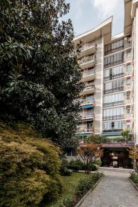 un condominio con un albero di fronte di Quite and Bright Tortona District a Milano