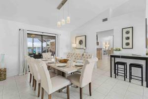 ein Esszimmer und eine Küche mit Tisch und Stühlen in der Unterkunft Surfside Breeze in Cape Coral