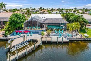eine Luftansicht eines Hauses auf dem Wasser in der Unterkunft Surfside Breeze in Cape Coral