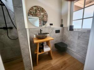 O baie la Galerie-Studio im Grünen mit Frühstück im Hotel Reindahls +11 fotografii
