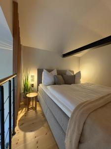 Un pat sau paturi într-o cameră la Galerie-Studio im Grünen mit Frühstück im Hotel Reindahls