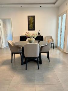 a dining room with a table and chairs at NYC trifft auf Top Moderne Wohnung in Hergla in Harqalah