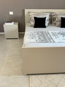 a bedroom with a large bed and a night stand at NYC trifft auf Top Moderne Wohnung in Hergla in Hergla