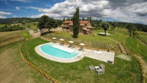 vista aerea di una casa con piscina di Agriturismo Quata Country House a Borgo alla Collina
