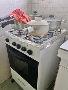 une cuisinière avec deux casseroles et poêles dessus dans l'établissement 歇脚休息, à La Playa Bejarano 1 autre photo