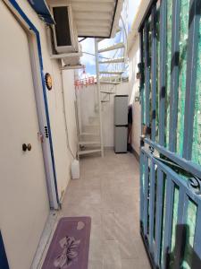 un couloir d'une pièce avec une porte et un étage dans l'établissement Casa di Eva, à Naples