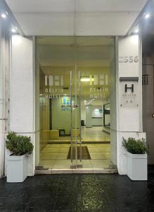 una puerta de cristal de un edificio con dos plantas en Hotel Delfin, en Mar del Plata