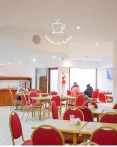 Un restaurante con mesas y sillas y gente sentada en las mesas. en Hotel Delfin, en Mar del Plata