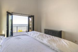 Ένα ή περισσότερα κρεβάτια σε δωμάτιο στο Lake Ontario Hideaway - Nature and Stillness Await!