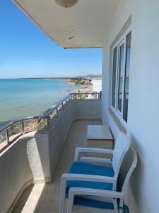 a balcony with two chairs and a view of the beach at Abaş Masmavi Otel in Yumurtalık