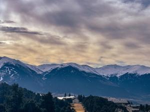 een uitzicht op een bergketen met besneeuwde bergen bij Le lodge étoilé in Égat