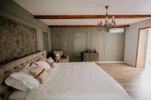 Ένα ή περισσότερα κρεβάτια σε δωμάτιο στο Dallas Garden Suite