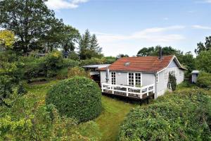 ein kleines weißes Haus mit einem roten Dach in der Unterkunft 30016 Beder - Solsortevænget 19 in Beder