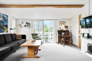 ein Wohnzimmer mit Sofa und Tisch in der Unterkunft 30016 Beder - Solsortevænget 19 in Beder