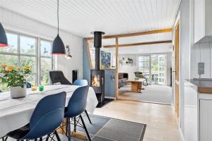 eine Küche und ein Esszimmer mit Tisch und Stühlen in der Unterkunft 30016 Beder - Solsortevænget 19 in Beder