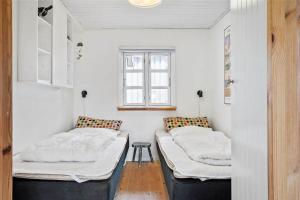 zwei Betten in einem Zimmer mit Fenster in der Unterkunft 30016 Beder - Solsortevænget 19 in Beder