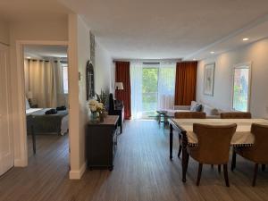 Ruang duduk di Cozy 1bdr Appartement Outremont