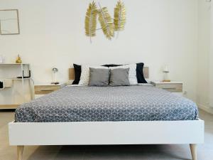 ルガノにあるGolden Suite - Stylish and with FREE Parking!のベッドルーム1室(大型ベッド1台、植物付) +7枚の写真