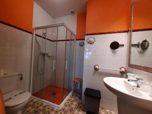 a bathroom with a shower and a toilet and a sink at Casa Rural La Fuente del Coso in Cabeza la Vaca +34 photos