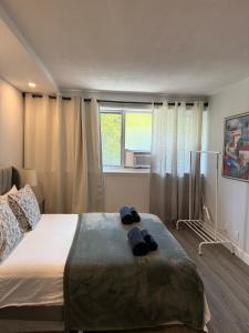 Katil atau katil-katil dalam bilik di Cozy 1bdr Appartement Outremont