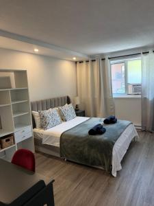 Katil atau katil-katil dalam bilik di Cozy 1bdr Appartement Outremont +9 gambar