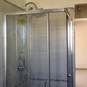 フィウメフレッド・ディ・シチーリアにあるCasa Jolieのバスルーム(ガラスドア付きのシャワー付)