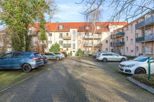 a group of cars parked in a parking lot at Aura - Nulandt#3 - 2 Zimmer, 4 Betten, Küche, Balkon, Waschmaschine in Merseburg