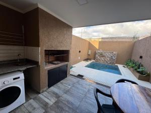 eine Küche mit einem großen Fenster und einem Pool in der Unterkunft Exclusive Dúplex Iguazú in Puerto Iguazú