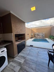 eine große Küche mit Pool in einem Haus in der Unterkunft Exclusive Dúplex Iguazú in Puerto Iguazú