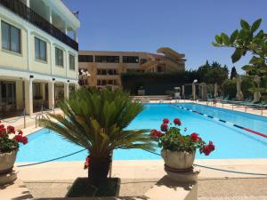 Bazén v ubytování Hotel Parco Delle Rose nebo v jeho okolí