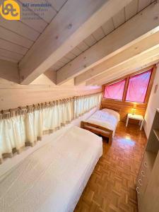 Postel nebo postele na pokoji v ubytování Scierie E Moiry 222, attique lumineux proche des télécabines