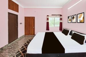 Ένα ή περισσότερα κρεβάτια σε δωμάτιο στο Hotel O Royal Heritage Resort +22 φωτογραφίες