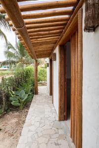 eine hölzerne Pergola an der Seite eines Hauses in der Unterkunft Casinha da Vila in São Gonçalo do Amarante