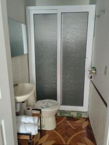 une salle de bain avec toilettes et lavabo dans l'établissement Casa Monarca 0301, à Comayagua 5 autres photos