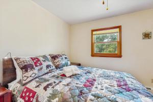 Ένα ή περισσότερα κρεβάτια σε δωμάτιο στο Rustic Woodland Retreat- Unit B