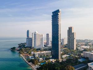 una ciudad con un edificio alto junto al agua en Arom Wongamart by David Home, en Norte de Pattaya