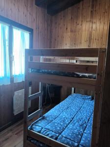 Habitación con 2 literas en una pared de madera. en Olivar 51, en Villaviciosa
