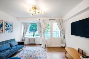 Μια τηλεόραση ή/και κέντρο ψυχαγωγίας στο Cozy 2 bedroom London Flat in Heart of Pimlico