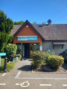 Un cartel directo probado en el frente de un edificio. en Kyriad Direct Haguenau, en Haguenau